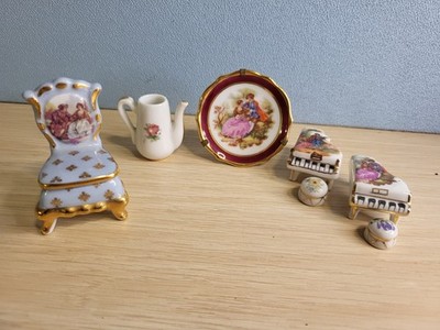 Limoges Miniaturen 5 Stück: 2 x Klaviere mit Hocker, Kanne, Teller auf Ständer, Stuhl