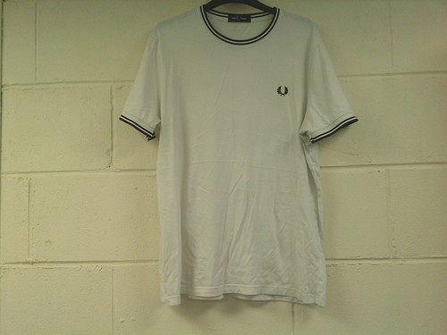 FRED PERRY WEISSES TSHIT MIT SCHWARZEM BESATZ - GRÖSSE L - GETRAGENER ZUSTAND