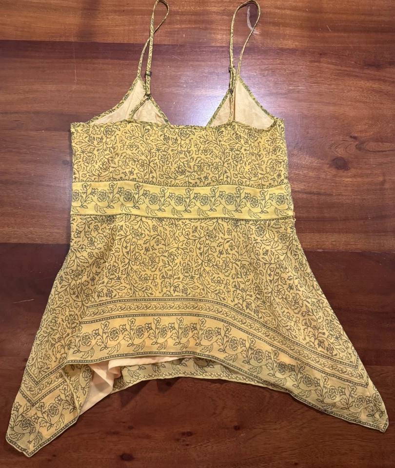 Top Cami de seda con cuello en V floral amarillo Banana Republic dobladillo mordedura de tiburón talla 2 para mujer Foto 3 de 4