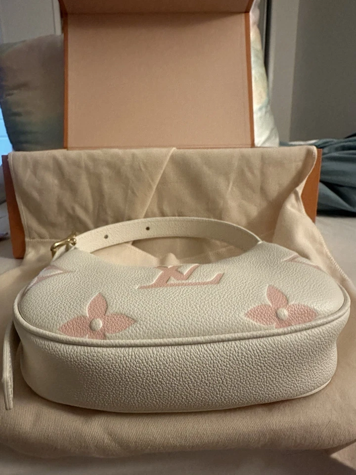 Louis Vuitton Bicolor Monograma Empreinte Cuero Mini Luna M24108 Foto 3 de 4