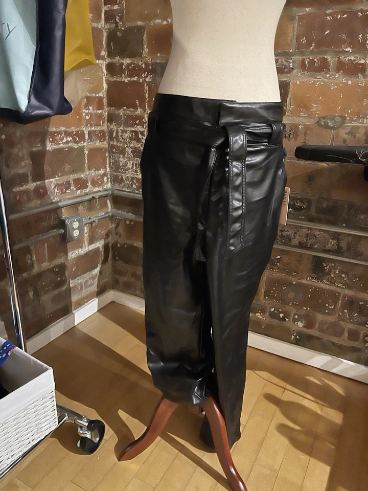 Calça Bailey 44 Feminina 6 Preta Couro Vegano Falso Cintura Alta Reta Carga Crop  - Imagem 2 de 4