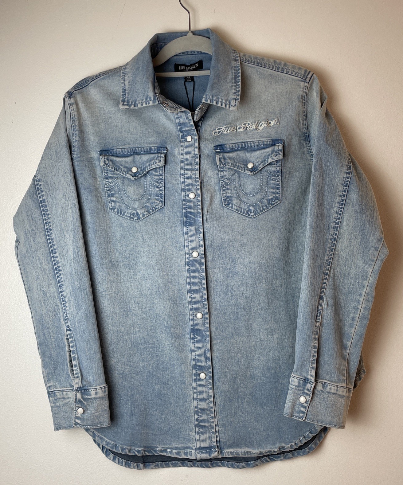 True Religion Women’s Light Bliss Wash Logo Georgia LS Denim Shirt S  RRP $149