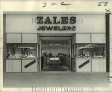 1969 Press Photo New Zales Jewelry store in Clearview Shopping Center.