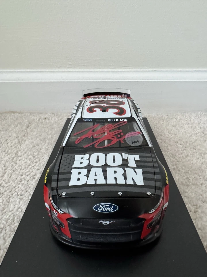 Todd Gilliland 2022 “BOOT BARN” escala 1:24 diecast pintura roja pluma autógrafo Elite Foto 2 de 4