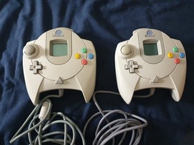 Sega Dreamcast HKT-3030 Console PAL UK version, 2 Controllers w/ VMUs & Rumble