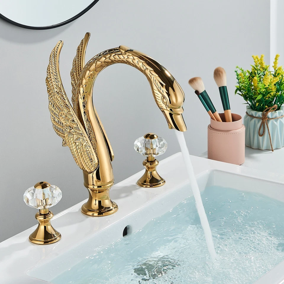 Grifo mezclador de lavabo de baño Gold Swan de 3 orificios con doble mango montado en la cubierta Foto 4 de 4