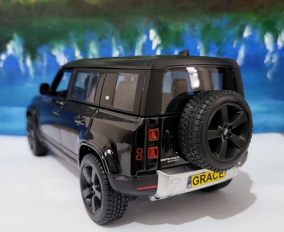 PERSONALIZADO Nuevo Landrover Defender 110 Coche de Juguete Modelo 1:24 papá mamá papá en Caja Foto 2 de 4