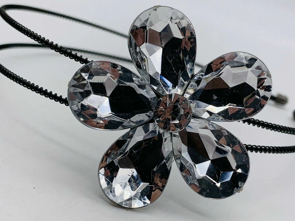 Diadema elástica para niñas de doble hilo negra con flor de margarita facetada de 2" Foto 2 de 4