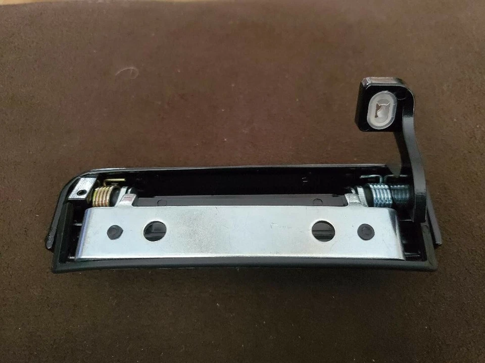 Nueva manija de puerta de metal para pasajeros negra con remaches Ford Mustang 79-93; ¡Envío y devolución gratuitos! Foto 3 de 4