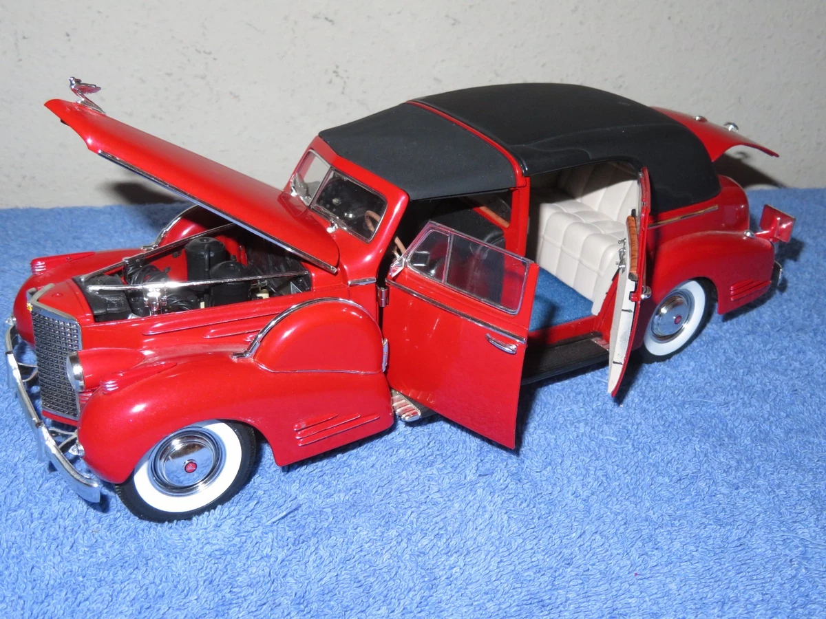 BoS-Models 1:18 Cadillac Fleetwood Brougham année 1982 rouge / blanc