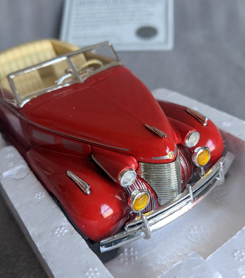 1:43 1940 CADILLAC SERIES 62 RED CONVERTIBLE DIECAST MODEL REPLICA NEW RAY - Image 2 of 4