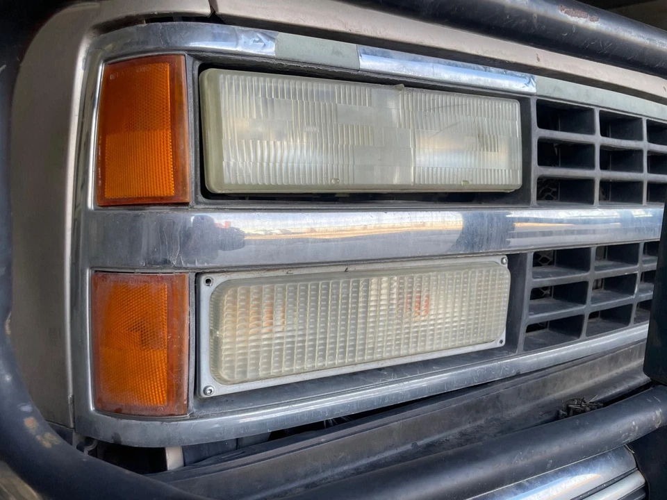 88-93 CT2500 Grille composite headlamps chrome Chrome Peeling Foto 2 de 4