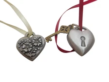 Longaberger Tie on Basket Charms  New in Box Key to my heart & Bouquet heart  2
