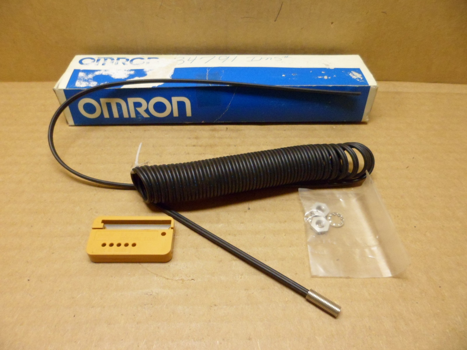 OMRON E32-DC200C PHOTOELECTRIC SWITCH FIBER UNIT N.O.S. Free ship in USA