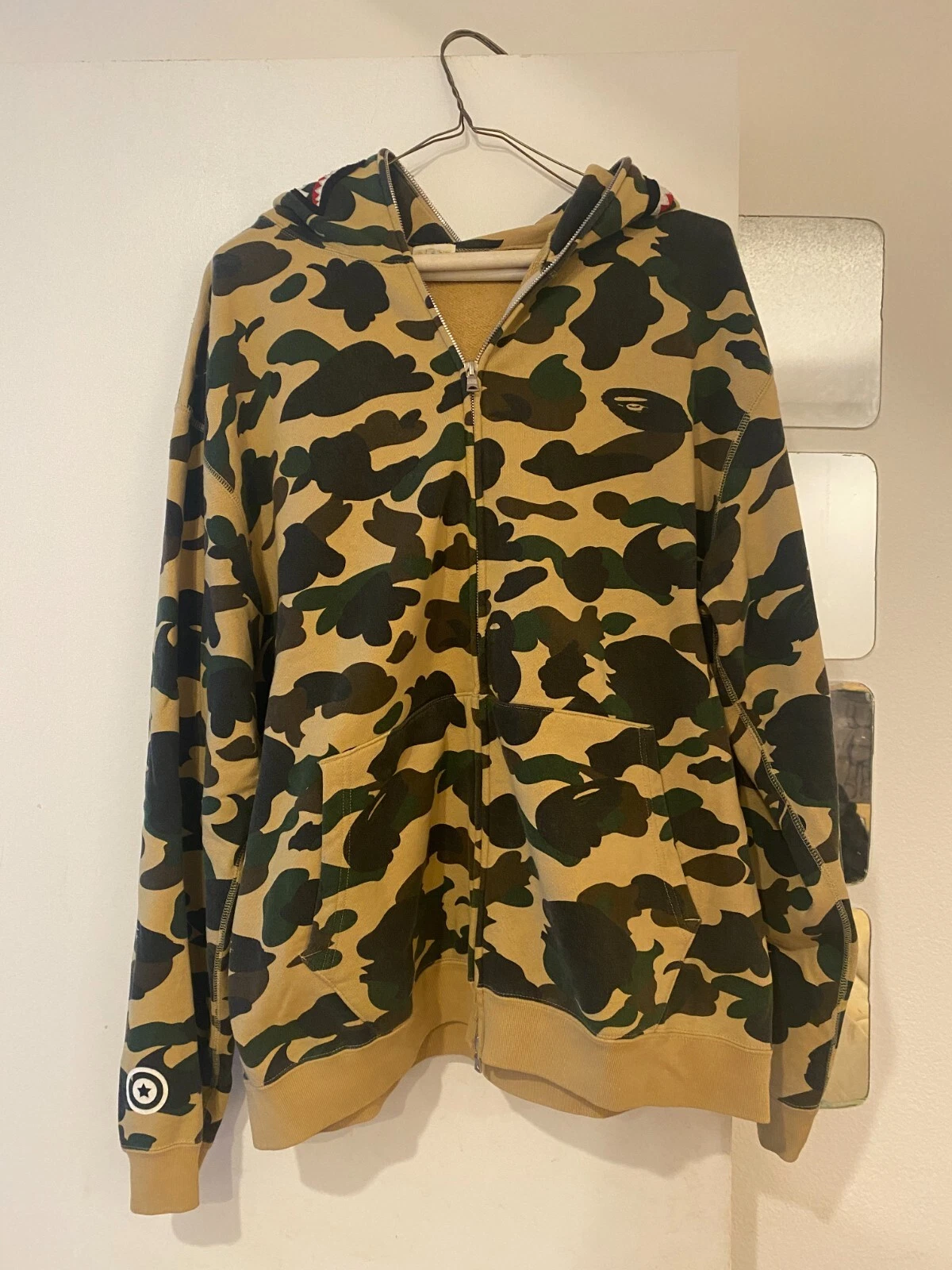 A BATHING APE (BAPE) Felpa con cappuccio squalo mimetico giallo Bape OG (L) una scimmia da bagno Nigo era parka