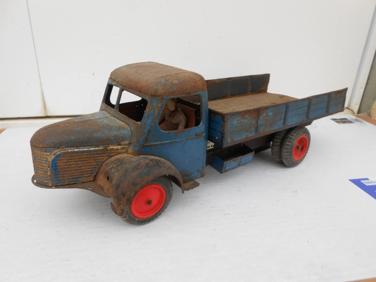 Vieux Camion Berliet Mont Blanc En Tôle – Benne Vintage Pour Collection