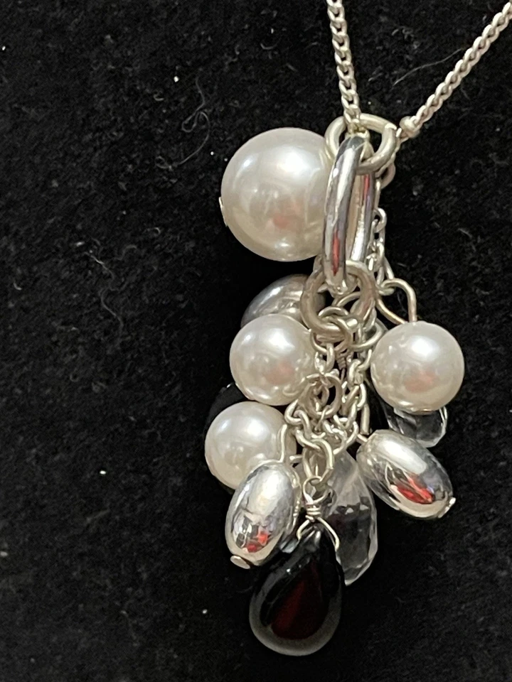 Белый дом черный рынок серебристого тона кластер ожерелье жемчуг и подвески - Изображение 2 из 4