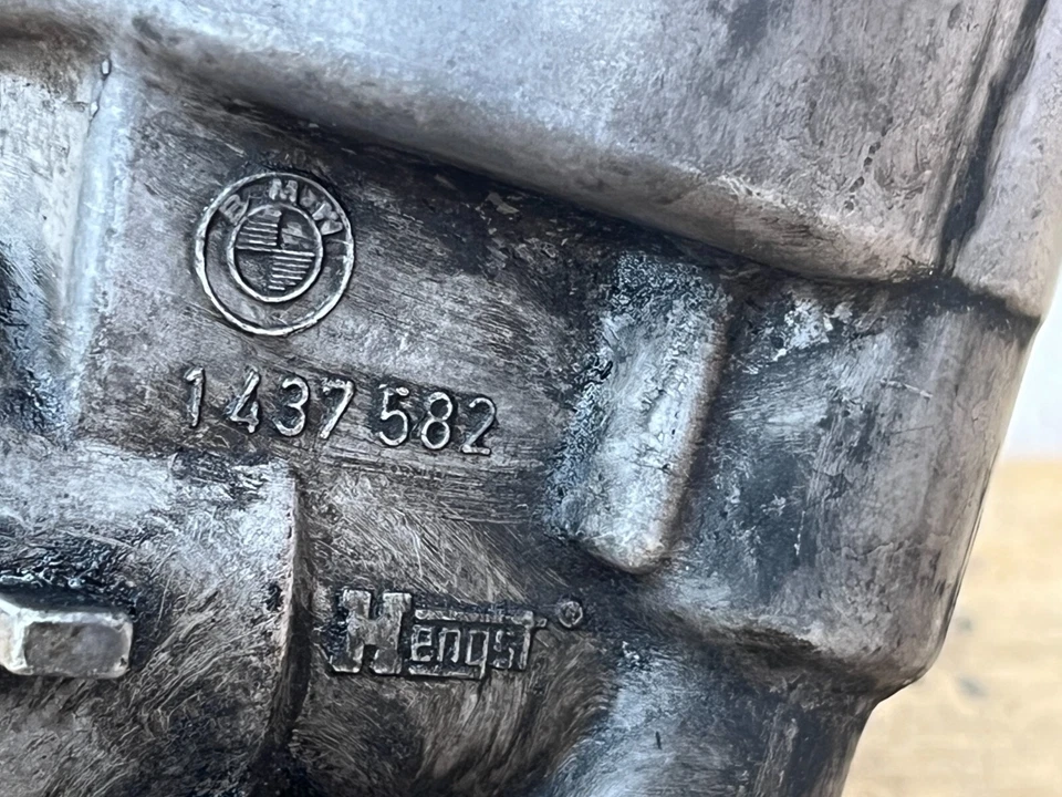 95-01 BMW E38 E39 540i 740i 740iL M62 V8 CARCASA FILTRO ACEITE MOTOR 1437582 OEM Foto 4 de 4