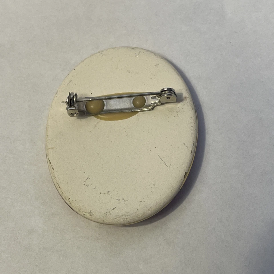 Broche prendedor de porcelana Apple Pye (pastel de manzana) Holstein vaca fondo rojo pintado Foto 2 de 4