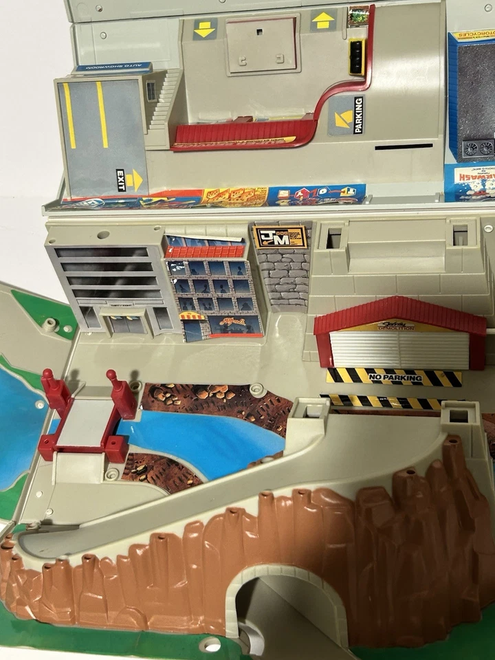 Vintage 1988 Galoob Micro Machines Toolbox SUPER CITY Playset - Image 3 of 4