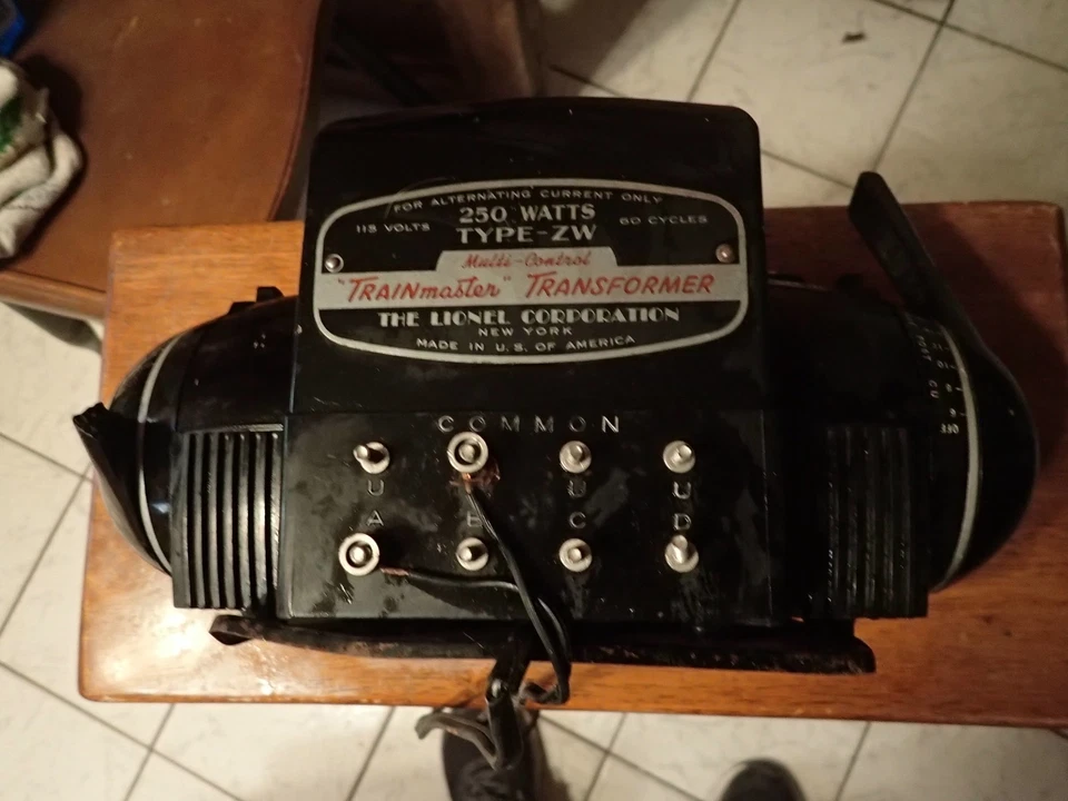Transformador Lionel Multi Control "Trainmaster" Tipo ZW 250 vatios sin probar Foto 2 de 4