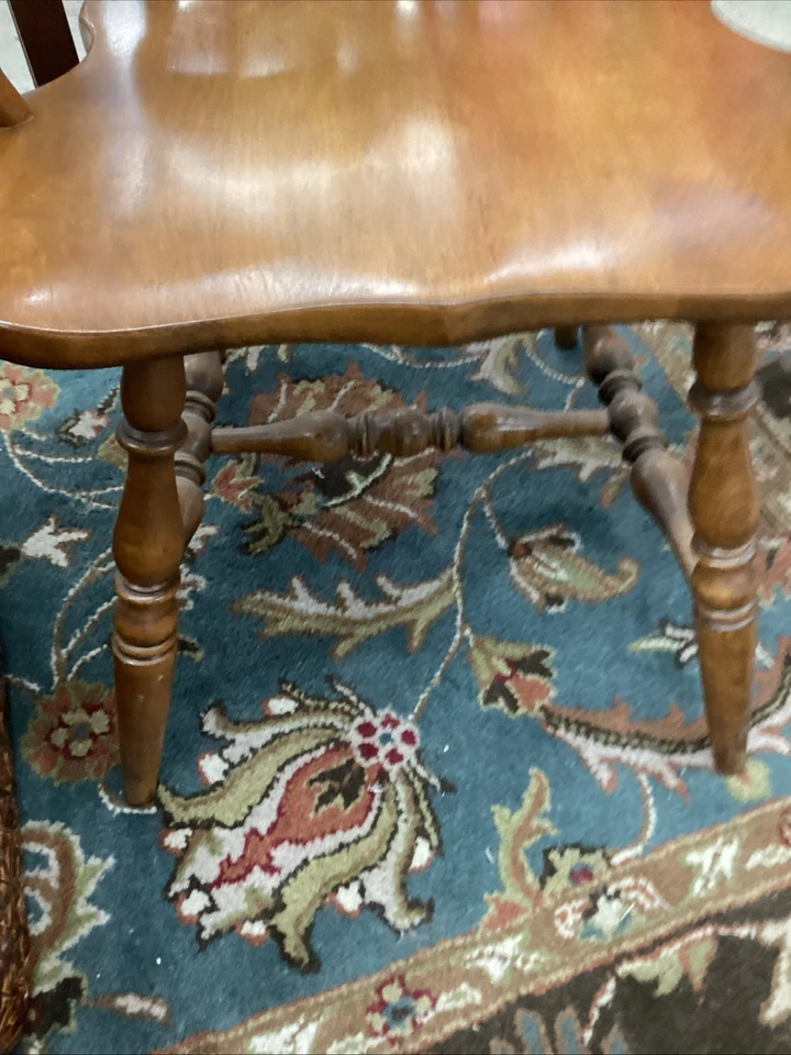 Dos sillones Windsor Heirloom nuez moscada arce con respaldo Foto 4 de 4