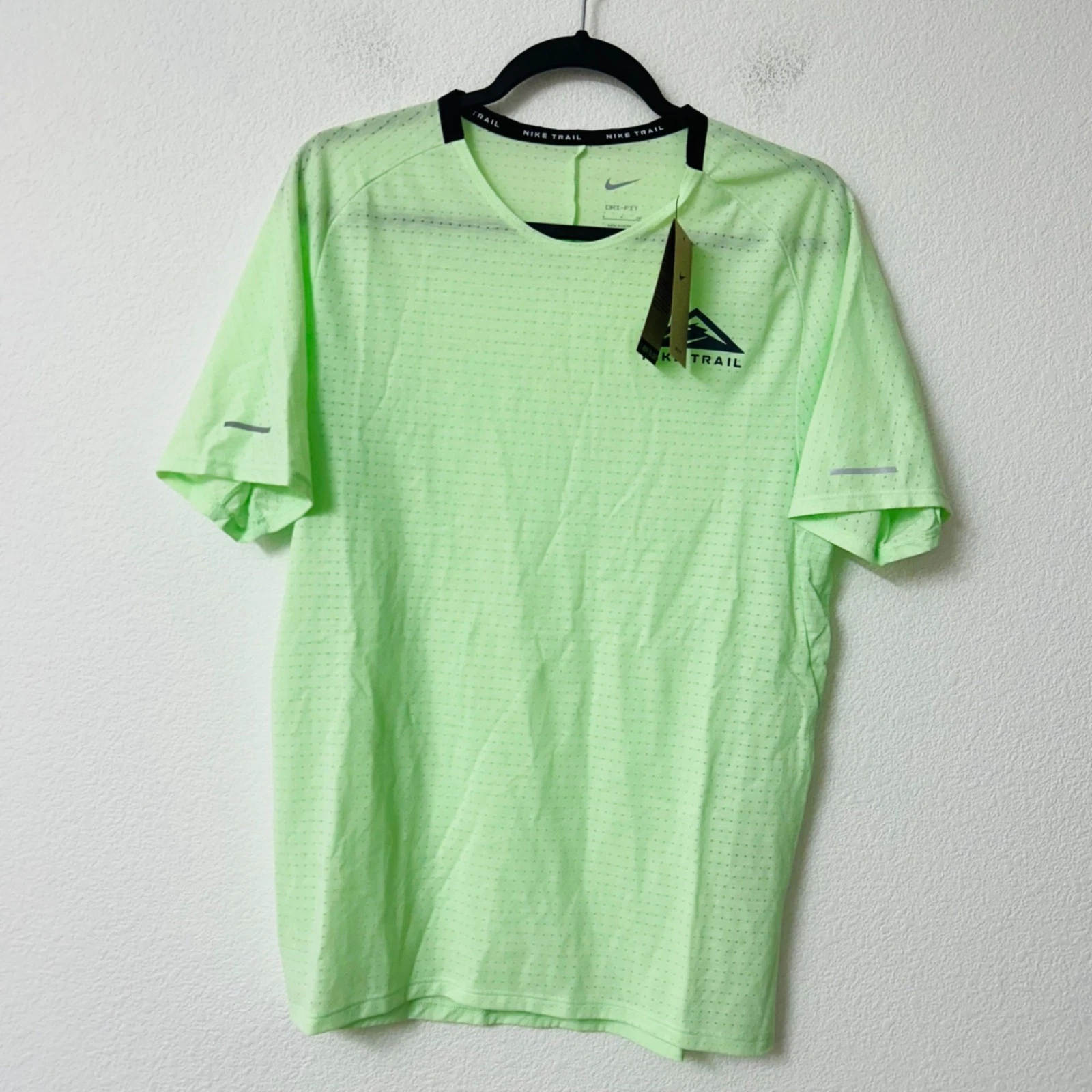 Nike Trail Solar Chase Running Shirt DV9305-376 Size S Green
Opens in a new window or tab