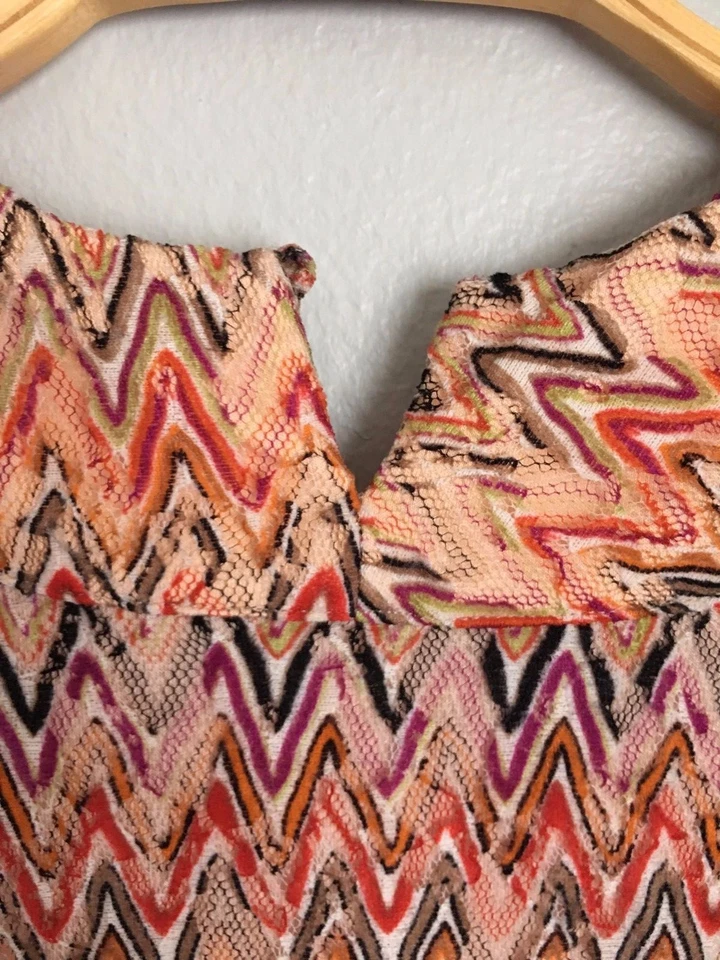 Vestido TBAGS Los Angeles Manga Corta Estampado Piedra Cuentas Rojo Óxido M $178 Foto 4 de 4