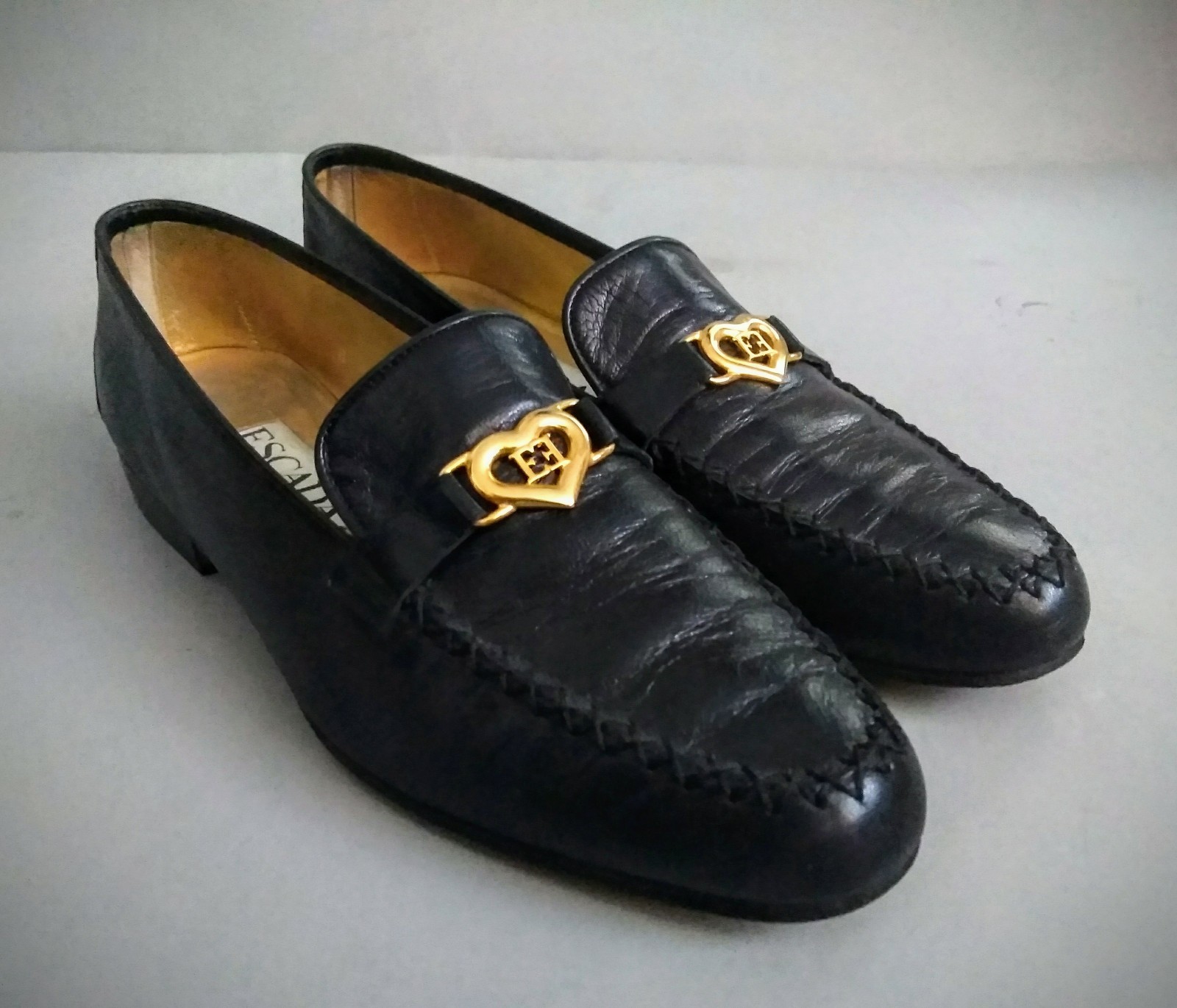 Escada Escada Escada Suave Zapato Mocasín Puntera Moc Cuero Negro Corazón de hardware logotipo dorado 8M 72337c Escada Escada Escada Suave Zapato Mocasín Puntera Moc Cuero Negro Corazón de hardware logotipo dorado 8M 72337c