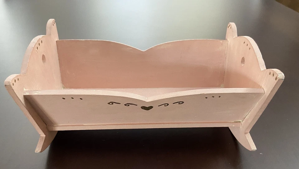 CULLA IN LEGNO PER CASA DELLE BAMBOLE  ROSA 23X14X11 cm - Immagine 2 di 4