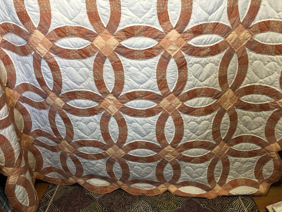 Edredón de anillo de boda doble tamaño queen hecho a mano en rosa melocotón y blanco con corazones Foto 3 de 4