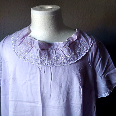 Vintage Nachthemd Nachtwäsche DDR VEB Dreiklang Lila Stickerei Gr. m56