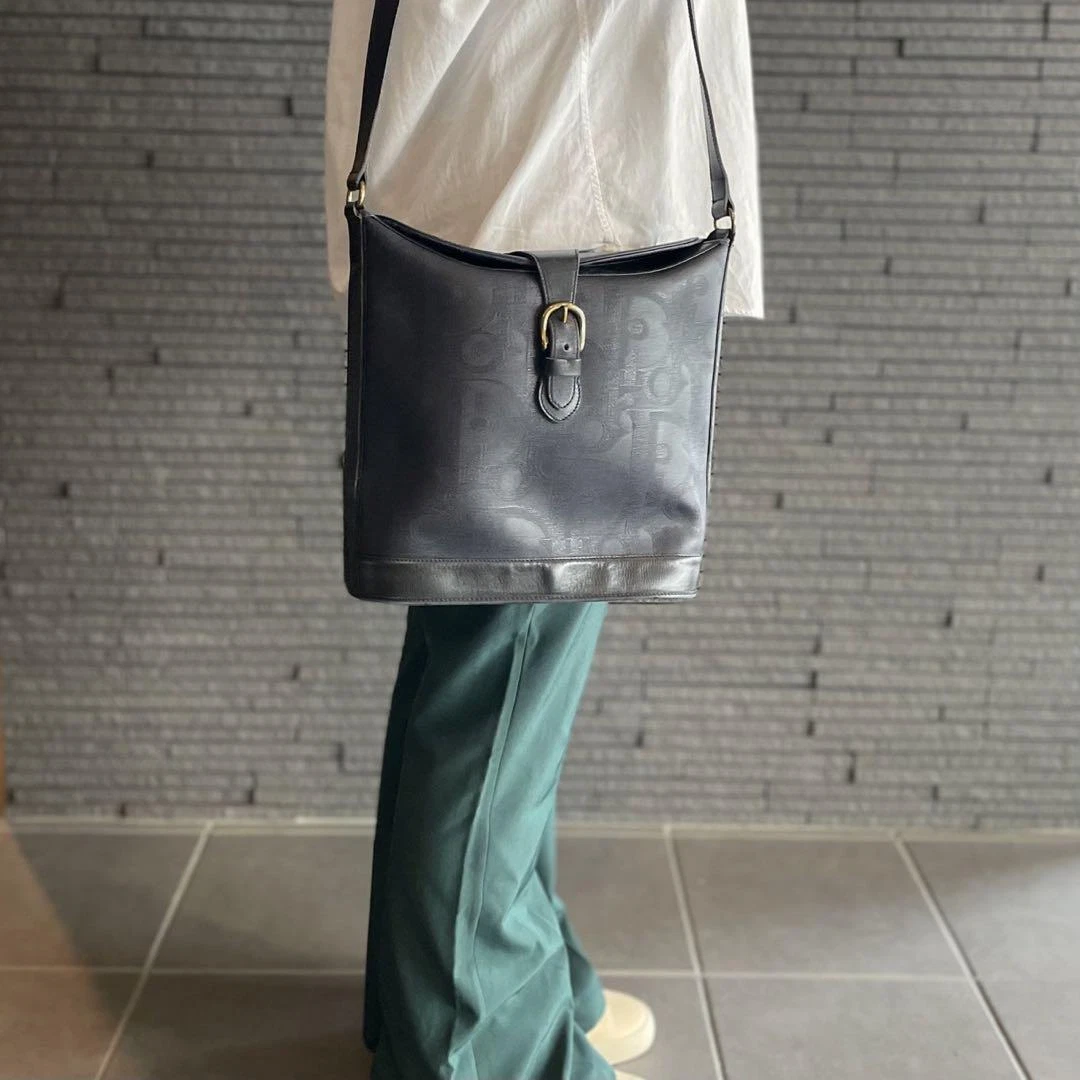 Bel article sac bandoulière Dior motif trotteur noir avec pochette