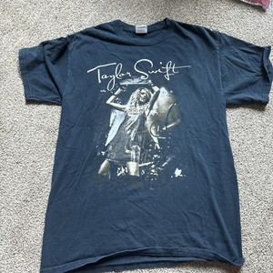 Rare Taylor Swift 2009 FEARLESS Concert Tour T Shirt Sz Medium  BlackAUTHENTIC