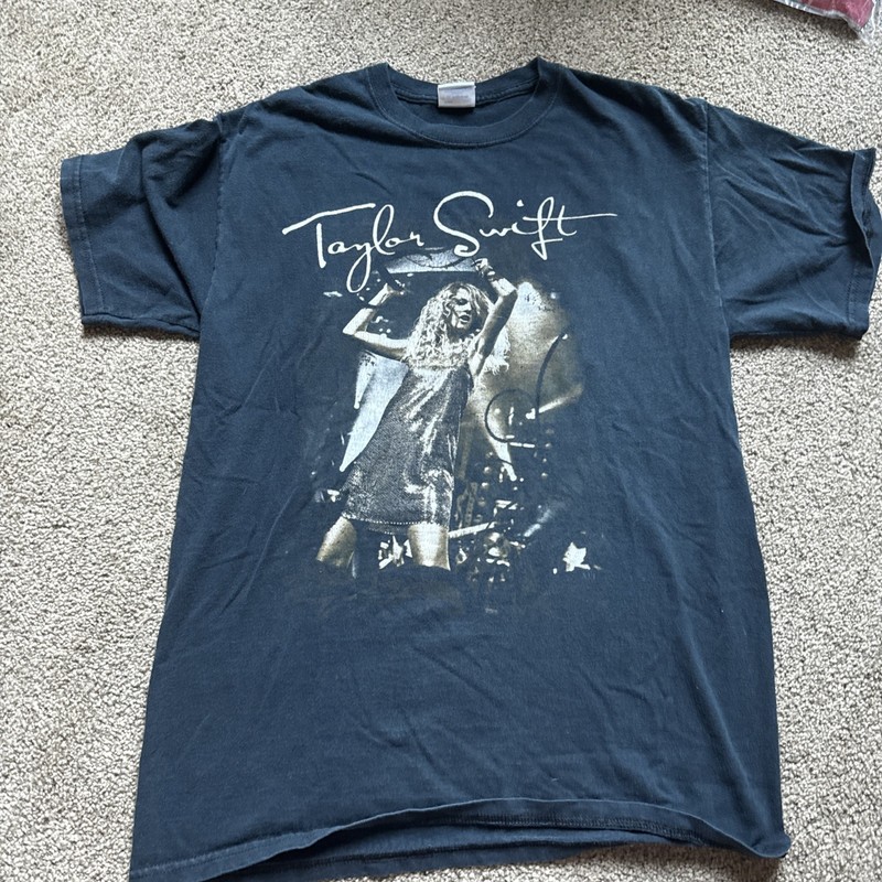 Rare Taylor Swift 2009 FEARLESS Concert Tour T Shirt Sz Medium  BlackAUTHENTIC