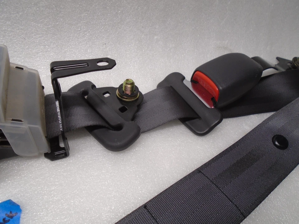 1998-01 SUBARU IMPREZA 4 DR FRONT PASSENGER/ RIGHT SIDE SEAT BELT & BUCKLE OEM - Image 3 of 4