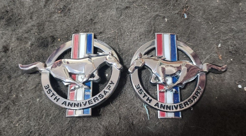 35TH ANNIVERSARY FENDER EMBLEMS PAIR FRONT 5.0 MUSTANG 1999OEM - Picture 1 of 6