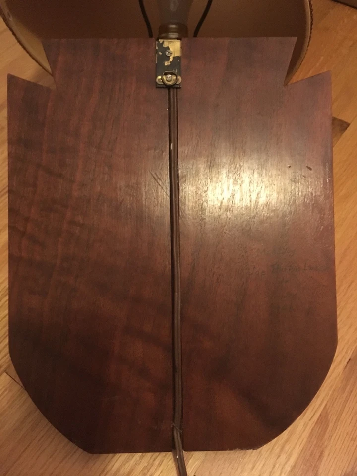 胡桃色和黄铜中国字母壁灯 — 第 3/3 张图片