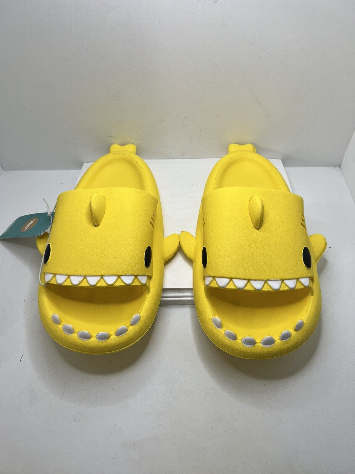 Shark Slides Novelty Sandals Casual Beach Shoes Mens Sz 7.5 40/41 Yellow