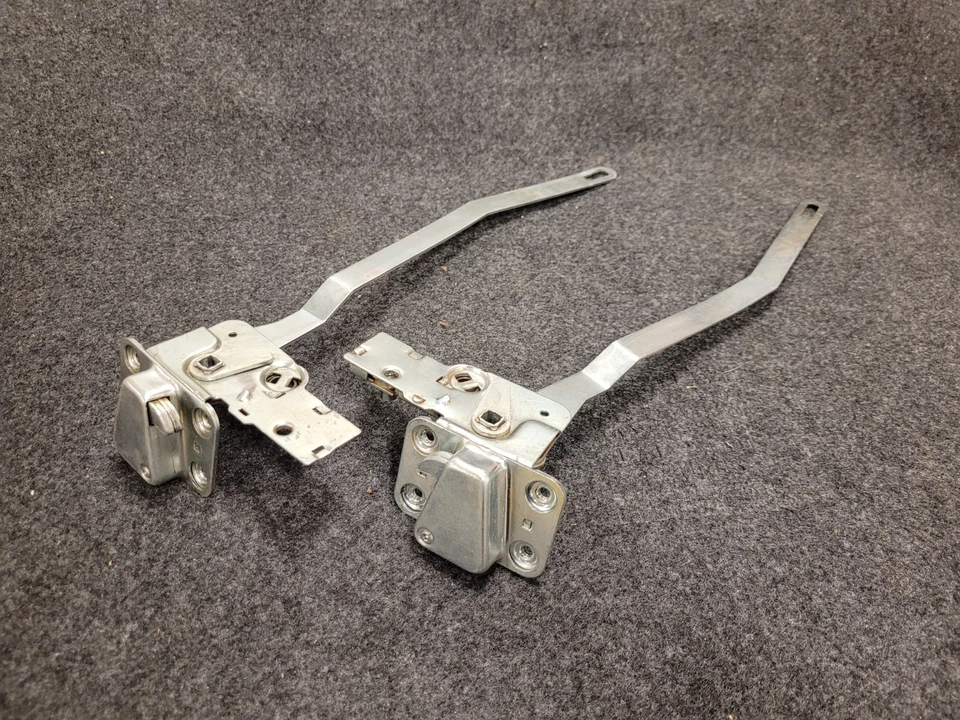 Пара защелок для переднего левого и правого дверного замка 1940-1947 Dodge Truck 890146, 890147 - Изображение 2 из 3