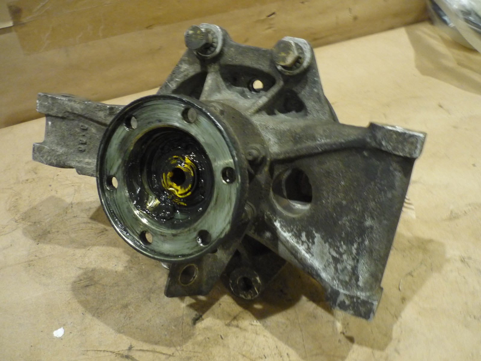 Ferrari Testarossa - Rear Suspension Upright/Hub Holder) - P/N 125973 - 135082