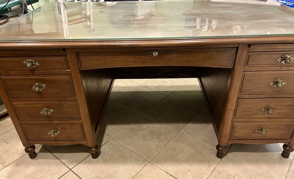 Vintage 8 Drawer Wood Executive Desk with Glass Top & Leather Chair. - Image 4 of 4