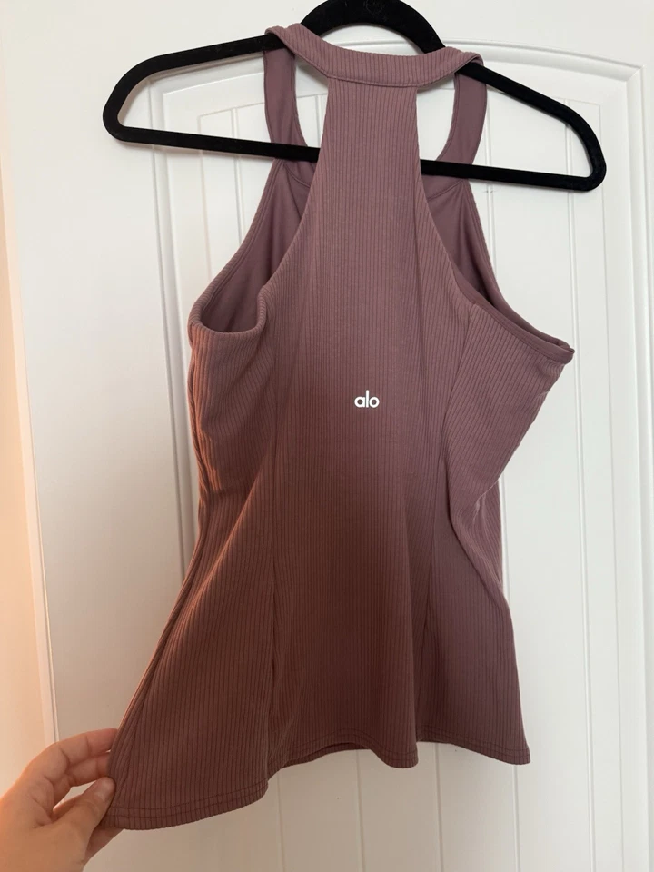 Sujetador de estante grande acanalado Alo Yoga Top  Foto 3 de 3