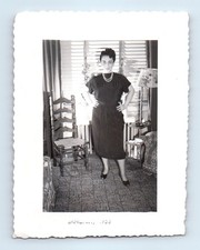 Antigua foto vintage SOLO LEGGY MUJER EN SALÓN SILLA LÁMPARA 1953 INSTANTÁNEA