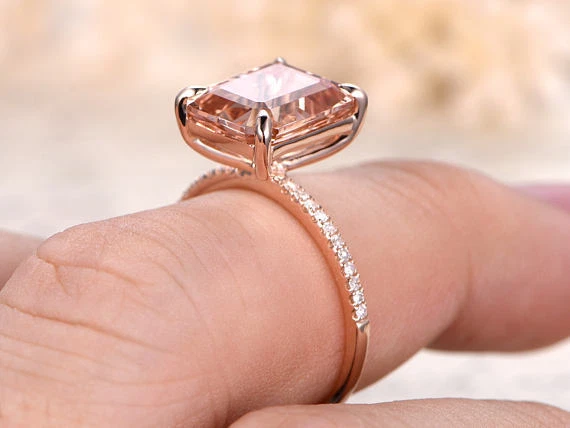 Anillo de compromiso solitario de morganita melocotón simulado de 3 quilates enchapado en oro rosa de 14 k Foto 2 de 4