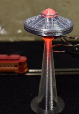 N Z Scale AREA 51 UFO Sci-Fi Flying Saucer LED SpaceShip Red Orb Abduction Beam