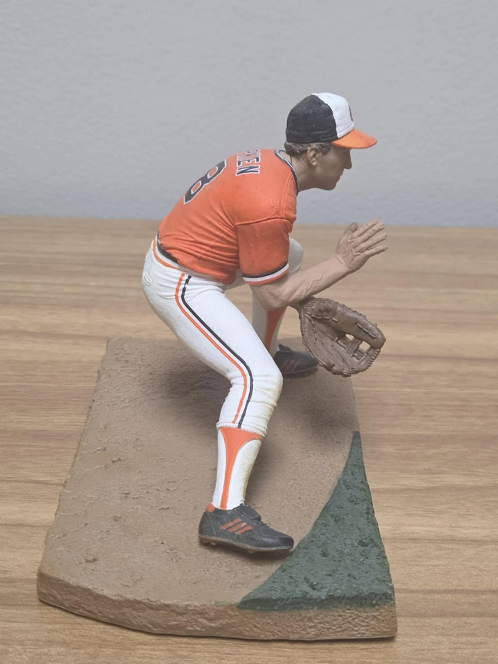 Figura Estatua Naranja MLB Béisbol Fielding Pose Coleccionable de los Orioles de Baltimore Foto 2 de 4