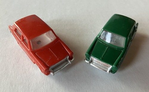 Vintage TRI-ANG MINIX Morris 1100 HO cars - 1 green 1 Red - made in UK 1960s