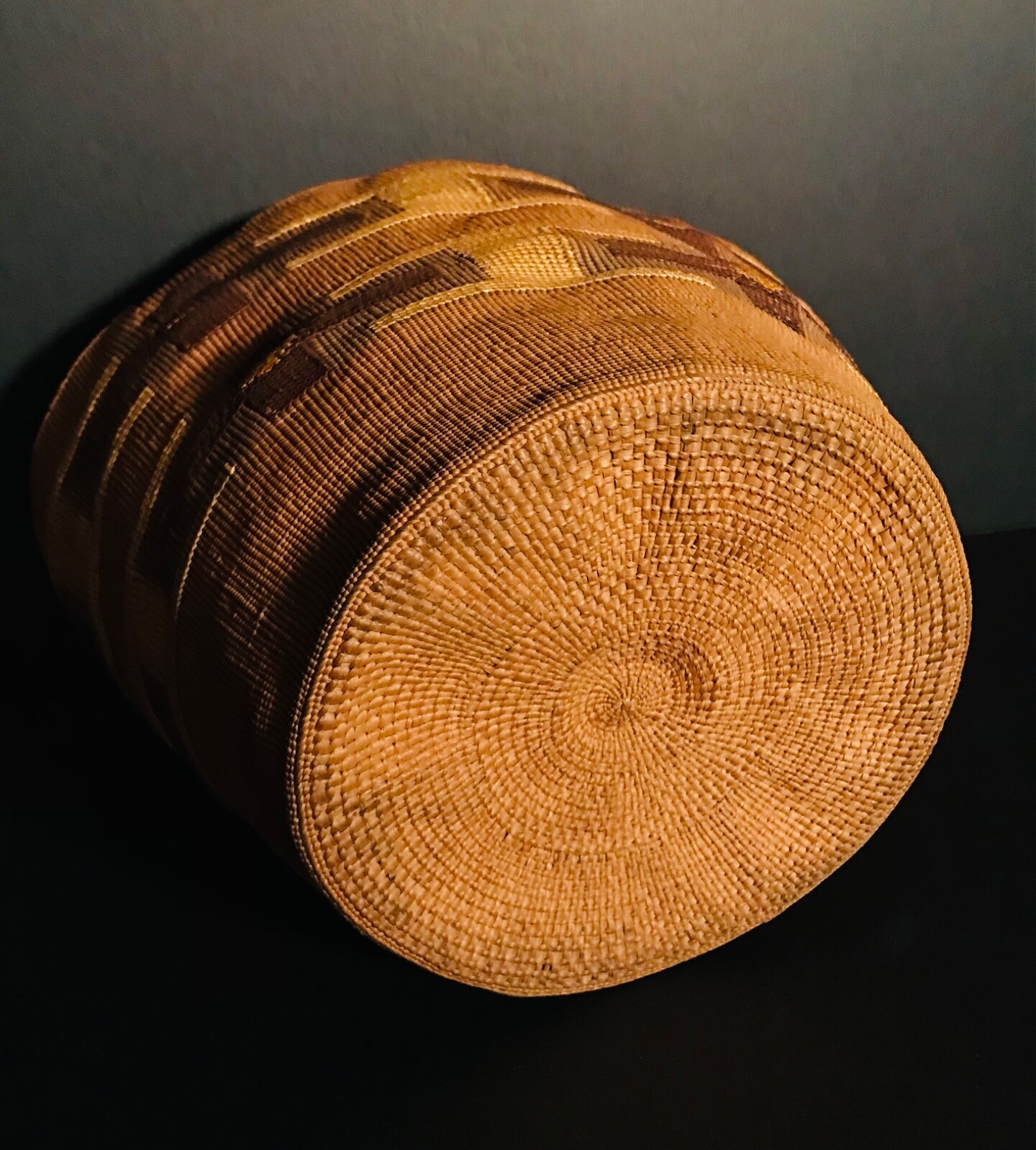 LARGE ALASKAN TLINGIT SPRUCE ROOT & BEAR GRASS TWINED BERRY BASKET,GOOD