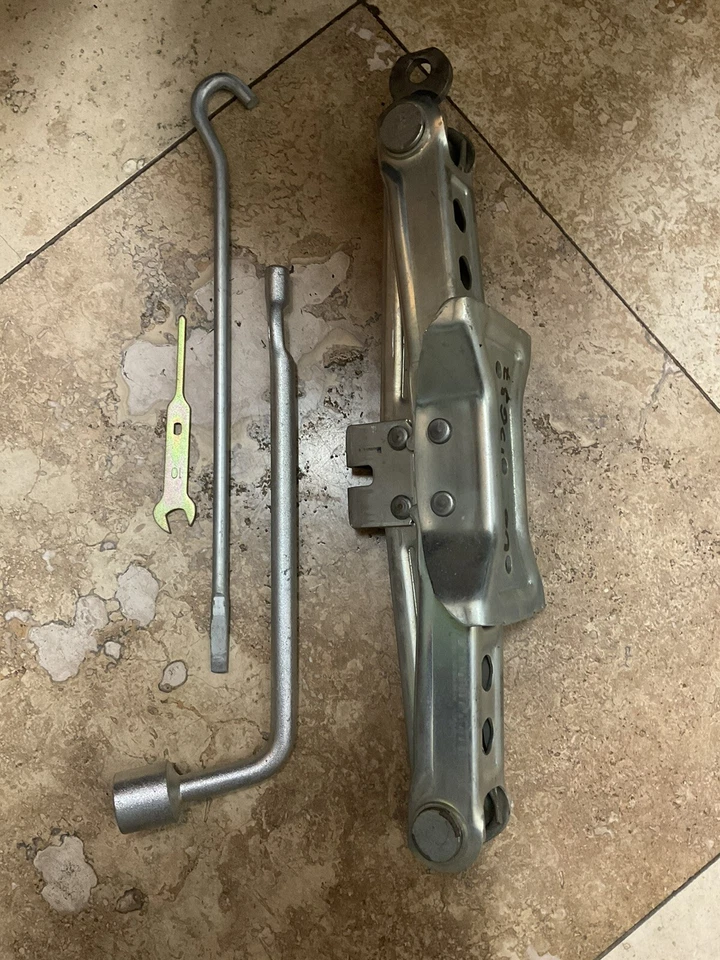 Conector y herramientas para neumáticos Infinity G37 2008-2009-2010-2011-2012-2013 OEM Foto 4 de 4